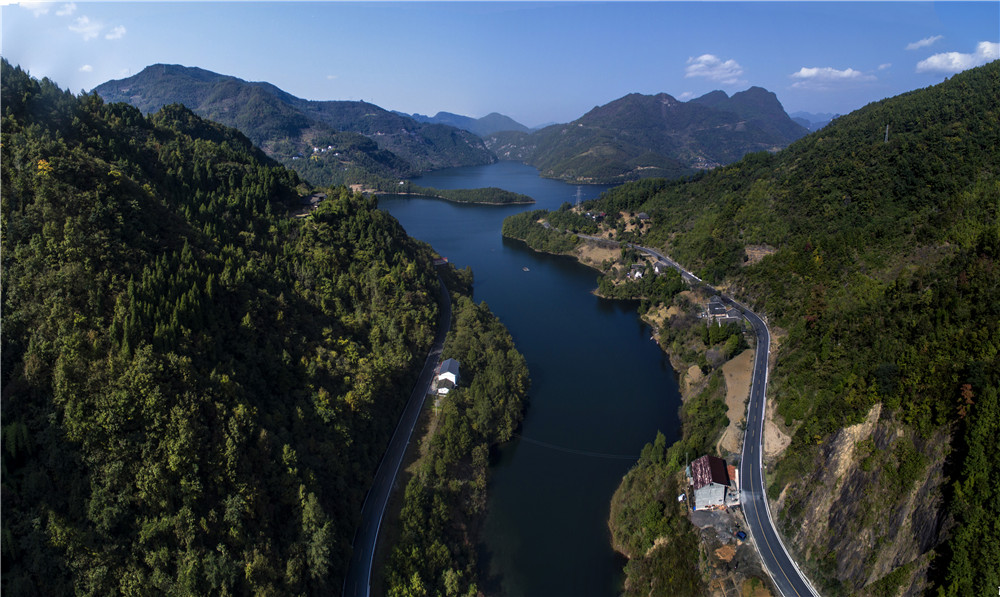 绕湖公路徐国栋摄影.jpg